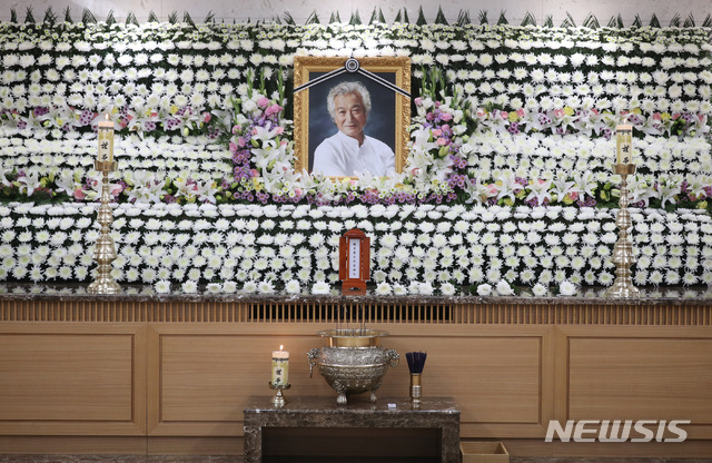 【서울=뉴시스】 사진공동취재단 = 4일 오전 폐암으로 별세한 배우 故 신성일(81)의 빈소가 서울아산병원 장례식장에 마련됐다. 2018.11.04. photo@newsis.com