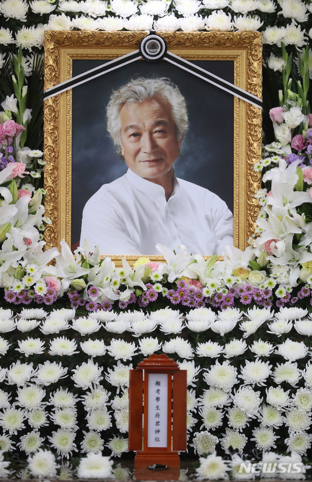 【서울=뉴시스】 사진공동취재단 = 4일 오전 폐암으로 별세한 배우 故 신성일(81)의 빈소가 서울아산병원 장례식장에 마련됐다.&nbsp; 고인은 지난해 6월 폐암 3기 판정을 받은 후 전남 의료기관에서 항암 치료를 받아왔다.&nbsp; 유족은 부인 엄앵란과 장남 석현, 장녀 경아, 차녀 수화 씨다. 빈소는 서울아산병원 장례식장 30호실이다. 발인은 6일이며 장지는 경북 영천. 2018.11.04.&nbsp; photo@newsis.com