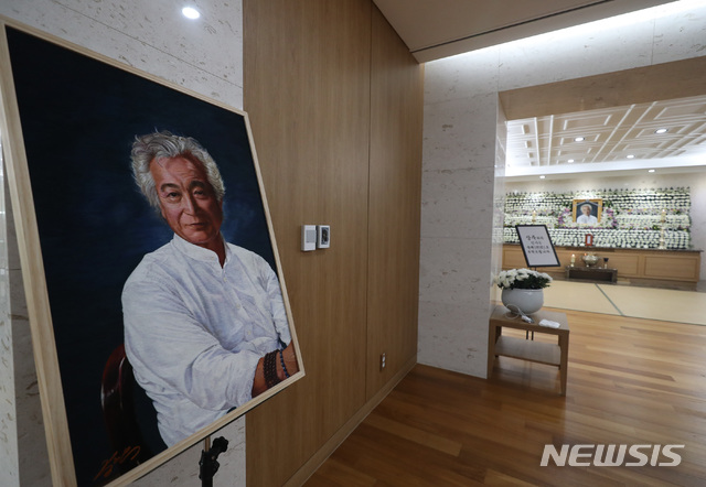 【서울=뉴시스】 사진공동취재단 = 4일 오전 폐암으로 별세한 배우 故 신성일(81)의 빈소가 서울아산병원 장례식장에 마련됐다. 2018.11.04. photo@newsis.com