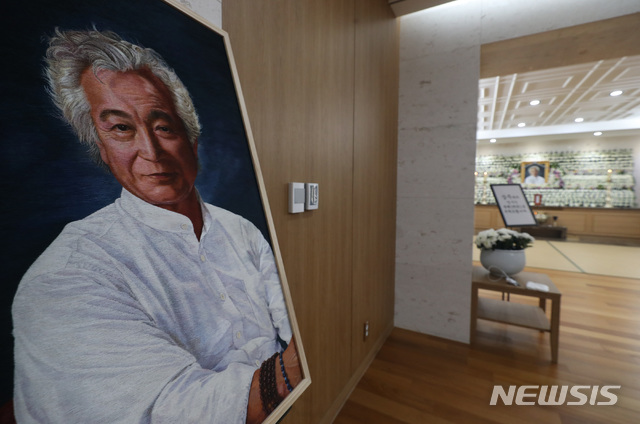 【서울=뉴시스】 사진공동취재단 = 4일 오전 폐암으로 별세한 배우 故 신성일(81)의 빈소가 서울아산병원 장례식장에 마련됐다.&nbsp; 고인은 지난해 6월 폐암 3기 판정을 받은 후 전남 의료기관에서 항암 치료를 받아왔다.&nbsp; 유족은 부인 엄앵란과 장남 석현, 장녀 경아, 차녀 수화 씨다. 빈소는 서울아산병원 장례식장 30호실이다. 발인은 6일이며 장지는 경북 영천. 2018.11.04.&nbsp; photo@newsis.com