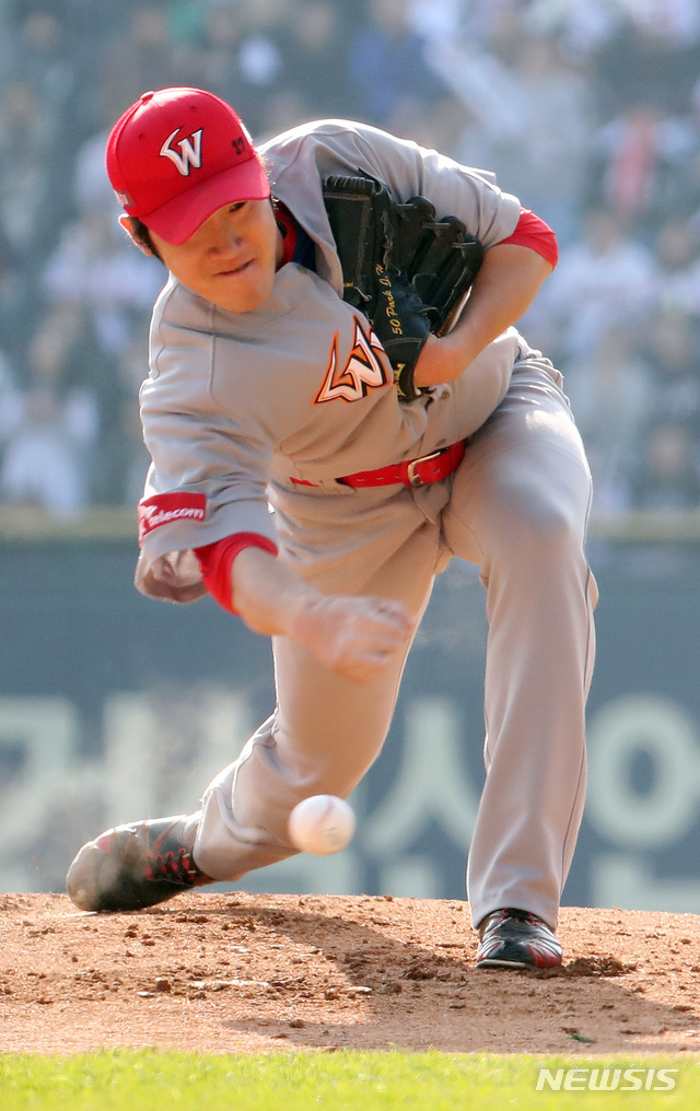 【서울=뉴시스】고승민 기자 = 4일 오후 서울 잠실야구장에서 열린 2018 KBO 한국시리즈 1차전 SK와이번스 대 두산 베어스 경기, 1회말 두산 공격 SK 선발투수 박종훈이 역투하고 있다. 2018.11.04.kkssmm99@newsis.com