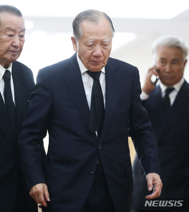 【서울=뉴시스】 사진공동취재단 = 81세를 일기로 별세한 영화배우 신성일의 빈소가 마련된 4일 송파구 올림픽로 서울아산병원 장례식장에서 김동호 전 부산국제영화제 이사장이 조문을 하고 있다 . 2018.11.04. photo@newsis.com