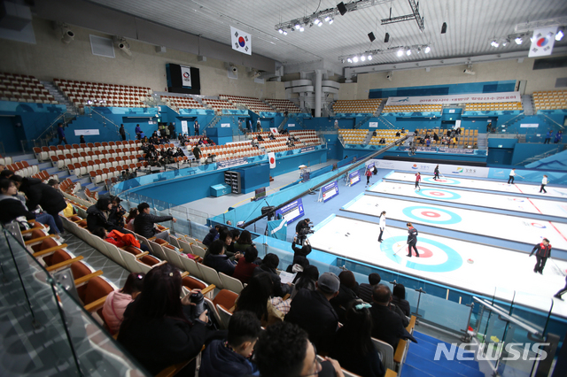【강릉=뉴시스】김경목 기자 = 2018평창동계올림픽대회 컬링 경기가 치러졌던 강원 강릉시 강릉컬링센터에서 4일 '2018 강릉 아시아-태평양 컬링선수권대회' 둘째 날 경기가 치러지고 있다. 눈에 띄는 텅 빈 관람석은 '영미! 열풍'의 감동을 느낄 수 없게 한다. 2018.11.04. photo31@newsis.com