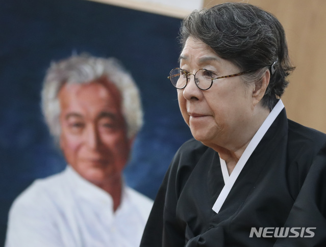 【서울=뉴시스】사진공동취재단 = 배우 엄앵란이 4일 오후 서울 송파구 풍납동 서울아산병원 장례식장에 마련된 신성일 씨의 빈소에서 조문객과 인사하기 위해 발걸음을 옮기고 있다. 2018.11.04. photo@newsis.com