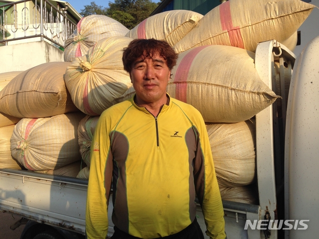 【영동=뉴시스】이성기 기자 = 해마다 가을걷이가 끝난 뒤 직접 농사지은 쌀을 어려운 이웃을 위해 기탁하는 충북 영동군 심천면 이병곤(62) 씨가 지난해 11월 심천면사무소에 쌀을 기탁하는 모습.(사진=뉴시스 DB) photo@newsis.com