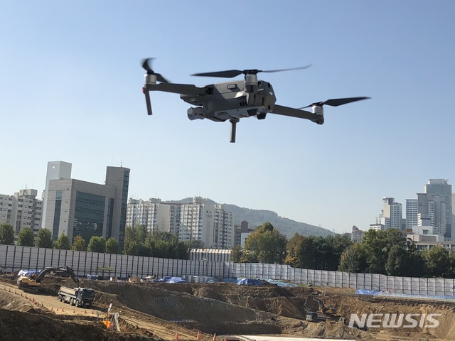 【서울=뉴시스】서울 서초구는 미세먼지, 소음 등 각종 민원을 최소화하기 위해 항공촬영용 드론 3대를 투입해 주 1회 이상 공사장 단속에 들어간다고 5일 밝혔다.2018.11.05. (사진=서초구 제공)