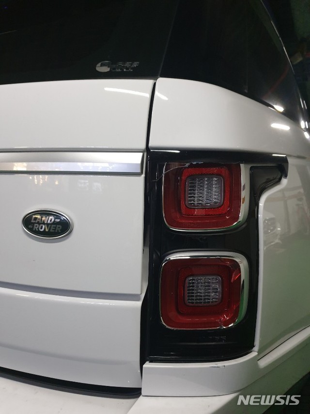 후방 카메라·센서 미작동으로 후면 주차 도중 벽을 들이박아 테일램프가 깨진 랜드로버 차주의 차량 (사진 제공=랜드로버 차주)