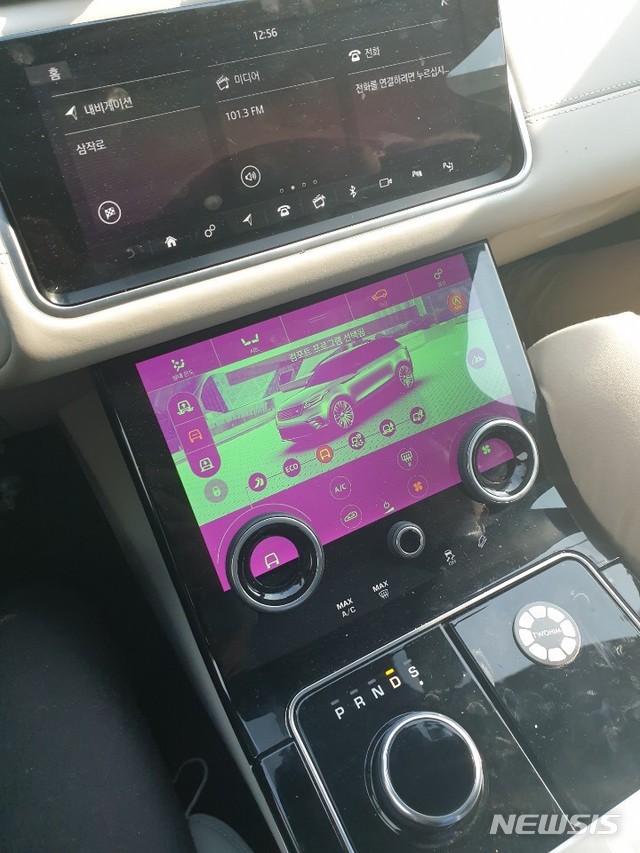 차에 시동을 걸었는데 갑자기 내비게이션 화면이 보라색으로 뜨며 오류를 일으킨 모습 (사진 제공=랜드로버 차량 차주)
