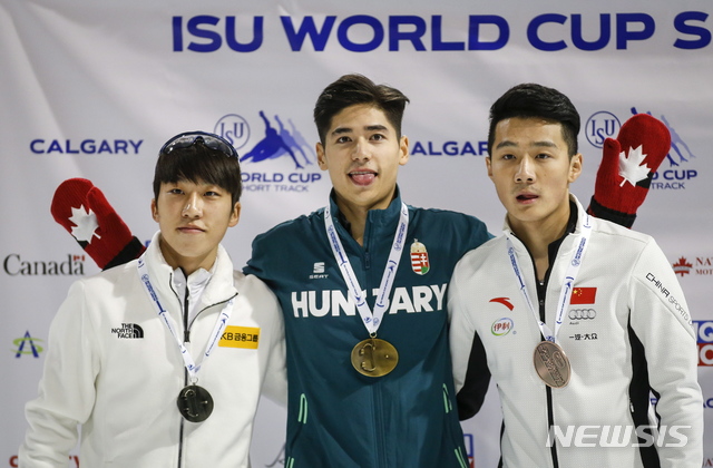 【캘거리=AP/뉴시스】 박지원(사진 가장 왼쪽)이 캐나다 캘거리에서 열린 2018~2019 국제빙상경기연맹(ISU) 쇼트트랙 월드컵 1차 대회 남자 1000m에서 은메달을 땄다.