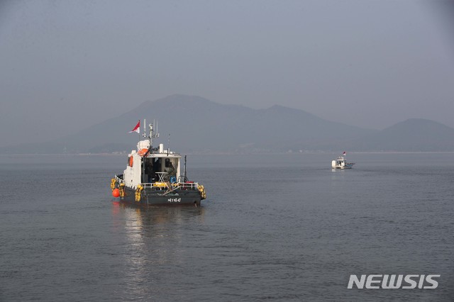 【인천=뉴시스】사진공동취재단 = 5일 남북 공동으로 한강하구수로 조사를 시작한 가운데 남측조사단이 인천 강화도 창후리 선착장을 출발하고 있다. 남북은 한강과 임진강하구 공동이용을 위한 수로 조사를 시작한다. 군 당국 및 해운 당국 관계자, 수로 조사 전문가 등이 참여한 공동조사단은 남북 각각 10명으로 구성됐다. 2018.11.05.&nbsp; photo@newsis.com