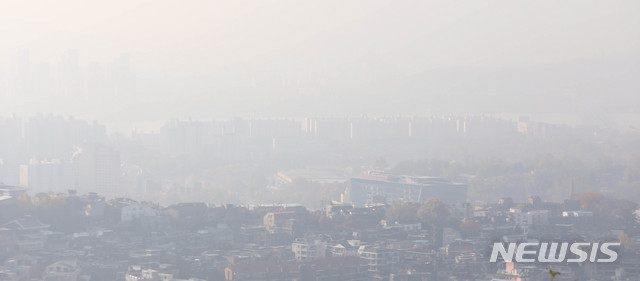【서울=뉴시스】추상철 기자 = 초미세먼지가 나쁨단계를 보인 5일 오전 서울 용산구 남산에서 바라본 도심이 뿌옇게 보이고 있다. 2018.11.05.&nbsp; scchoo@newsis.com