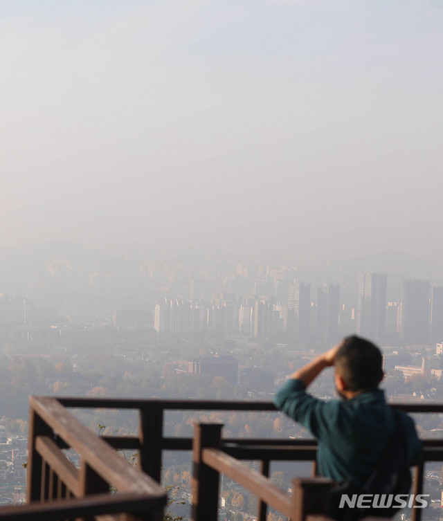 【서울=뉴시스】추상철 기자 = 초미세먼지가 나쁨단계를 보인 5일 오전 서울 용산구 남산에서 바라본 도심이 뿌옇게 보이고 있다. 2018.11.05. scchoo@newsis.com