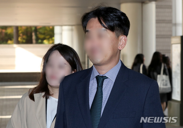 【서울=뉴시스】김선웅 기자 = 지난 2008년 한 술자리에서 배우 故 장자연 씨를 성추행 한 혐의를 받는 전직 언론인 조모씨가 지난해 11월5일 오전 서울 서초구 서울중앙지법에서 열린 1차 공판에 출석하고 있다. 2018.11.05. mangusta@newsis.com