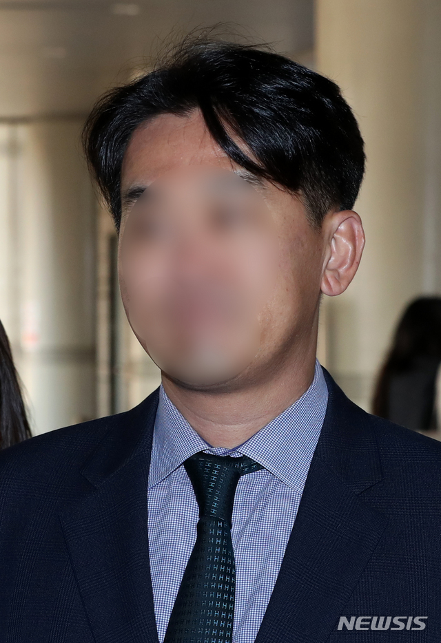 【서울=뉴시스】김선웅 기자 = 지난 2008년 한 술자리에서 배우 故 장자연 씨를 성추행 한 혐의를 받는 전직 언론인 A씨가 5일 오전 서울 서초구 서울중앙지법에서 열린 1차 공판에 출석하고 있다. 2018.11.05. mangusta@newsis.com