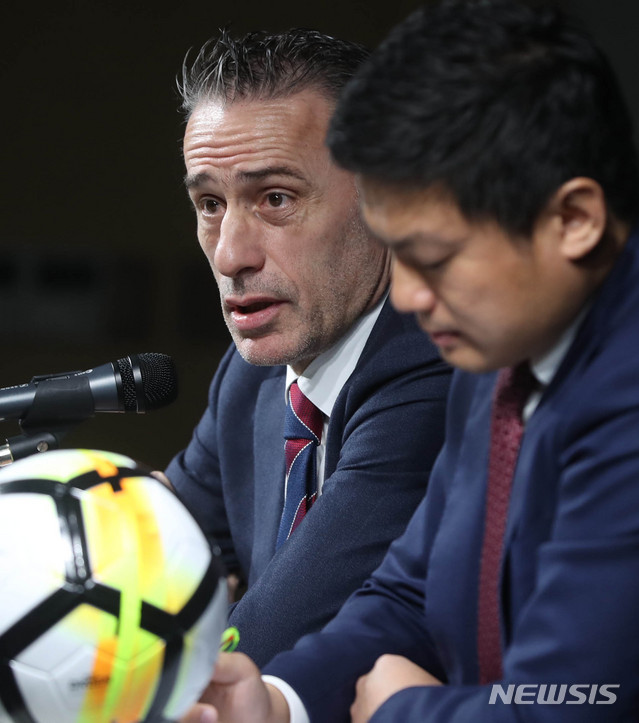【서울=뉴시스】추상철 기자 = 파울루 벤투 대한민국 축구대표팀 감독이 5일 오전 서울 종로구 대한축구협회 축구회관에서 호주 원정 평가전에 나설 3기 대표팀 명단을 발표한 후 취재진의 질문에 답변하고 있다. 2018.11.05. scchoo@newsis.com