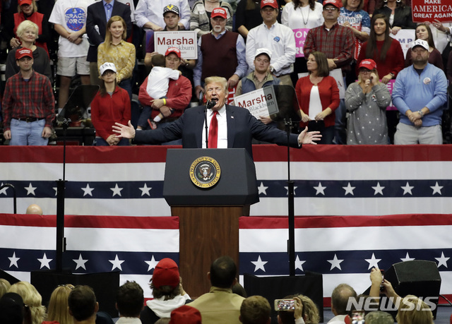  【채터누가=AP/뉴시스】도널드 트럼프 미 대통령이 4일(현지시간) 테네시 주 채터누가에서 유세연설을 하고 있다. 2018.11.5. 
