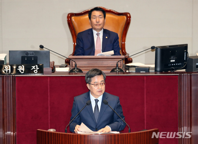 【서울=뉴시스】박영태 기자 = 5일 오전 서울 영등포구 여의도 국회에서 열린 국회 예산결산위원회 전체회의에서 김동연 경제부총리 겸 기획재정부 장관이 2019년 예산안에 대해서 설명하고 있다. 2018.11.05. since1999@newsis.com