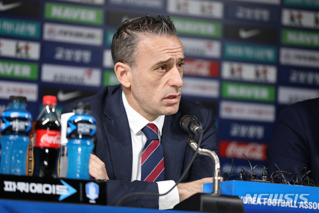 【서울=뉴시스】박미소 기자 = 파울루벤투 대한민국 축구대표팀 감독이 서울 중구 대한축구협회 회관에서 열린 기자회견에서 기자의 질문에 대답하고 있다.2018.11.05.&nbsp;&nbsp; misocamera@newsis.com