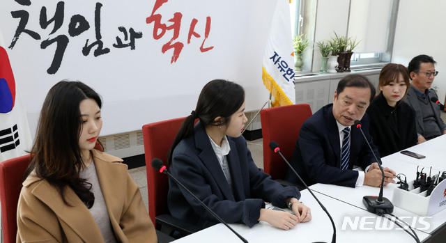 【서울=뉴시스】홍효식 기자 = 자유한국당 김병준(왼쪽 세번째) 비대위원장이 5일 오전 서울 여의도 국회에서 음주운전 처벌강화를 위한 ‘윤창호법’의 조속한 국회 통과를 추진 중인 윤 군의 친구들과 면담을 하고 있다. 2018.11.05. yesphoto@newsis.com