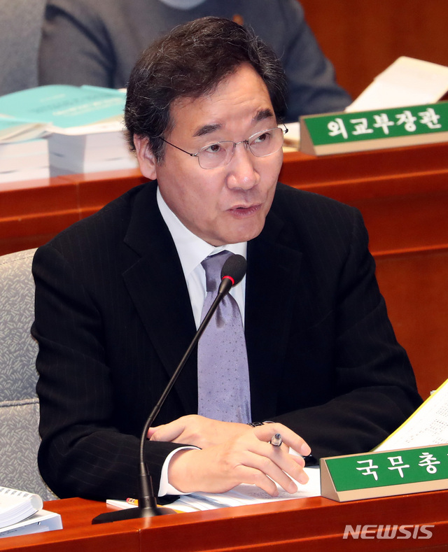 【서울=뉴시스】박영태 기자 = 5일 오전 서울 영등포구 여의도 국회에서 열린 국회 예산결산위원회 전체회의에서 이낙연 총리가 의원 질의에 답변하고 있다. 2018.11.05. since1999@newsis.com