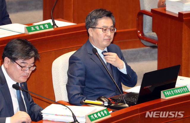 【서울=뉴시스】박영태 기자 = 5일 오전 서울 영등포구 여의도 국회에서 열린 국회 예산결산위원회 전체회의에 김동연 겅제부총리 겸 기획재정부 장관이 참석해 자리에 앉아 있다. 2018.11.05.&nbsp; since1999@newsis.com 