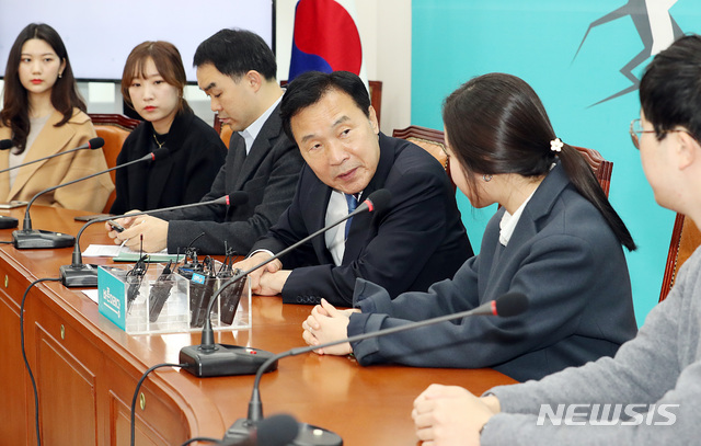 【서울=뉴시스】이종철 기자&nbsp; = 바른미래당 손학규 대표가 5일 서울 여의도 국회에서 '윤창호법' 추진 윤창호 친구들을 면담하고 의견을 나누고 있다. 2018.11.05.jc4321@newsis.com