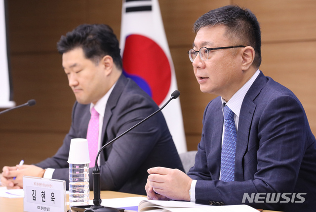 【세종=뉴시스】강종민 기자 = 김현욱 KDI 경제전망실장과 정규철 연구위원이 지난 5일 정부세종청사에서 2019년 국내경제 등의 전망을 발표하고 있다. 2018.11.06. ppkjm@newsis.com