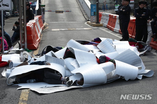 【서울=뉴시스】이윤청 기자 = 수협노량진수산이 5일 오전 서울시 동작구 옛 노량진수산시장 전역에 단전·단수를 단행한 가운데 상인들이 비닐을 덮고 누워있다. 2018.11.05. radiohead@newsis.com