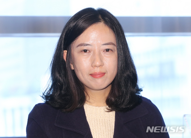 【서울=뉴시스】조수정 기자 = 제26회 대산문학상 수상자 기자간담회가 열린 5일 서울 종로구 라브리에서 시 부문 수상작인 'Lo-fi' 강성은 작가가 질문을 듣고 있다. 2018.11.05. chocrystal@newsis.com