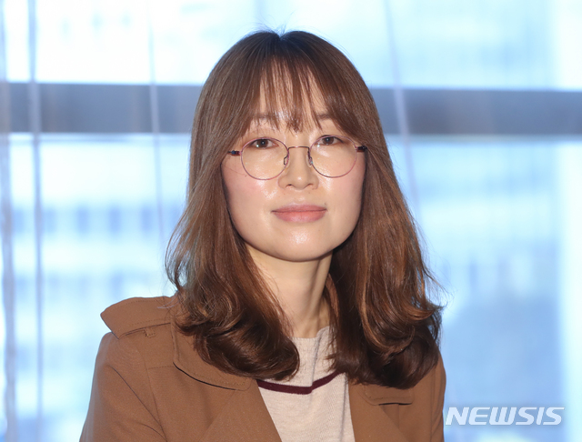 【서울=뉴시스】조수정 기자 = 제26회 대산문학상 수상자 기자간담회가 열린 5일 서울 종로구 라브리에서 소설 부문 수상작인 '아홉번째 파도' 최은미 작가가&nbsp; 질문을 듣고 있다. 2018.11.05. chocrystal@newsis.com