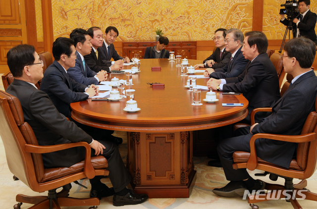 【서울=뉴시스】박진희 기자 = 문재인 대통령이 5일 청와대 본관 접견실에서 제1차 여야정 국정상설협의체 회의를 주재하고 있다.이날 회의에는 문 대통령을 비롯해 국회에서 홍영표 민주당 원내대표·김성태 한국당 원내대표·김관영 바른미래당 원내대표·장병완 민주평화당 원내대표·윤소하 정의당 원내대표 등이 참석했다. 2018.11.05.&nbsp; pak7130@newsis.com