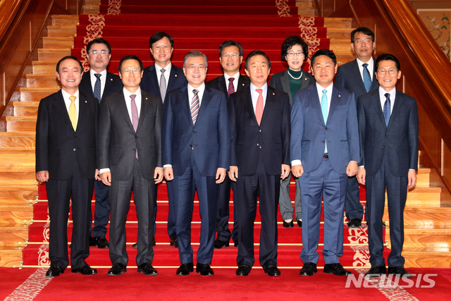 【서울=뉴시스】박진희 기자 = 문재인 대통령이 2018년 11월&nbsp; 5일 청와대 본관 접견실에서 열린 제1차 여야정 국정상설협의체 회의에 앞서 여야 원내대표, 대변인들과 기념촬영을 하고 있다.왼쪽부터 민주평화당 장병완 원내대표, 최경환 원내대변인, 더불어민주당 홍영표 원내대표, 강병원 원내대변인, 문 대통령, 자유한국당 이양수 원내대변인, 김성태 원내대표, 바른비래당 김삼화 원내대변인, 김관영 원내대표, 정의당 김종대 원내대변인, 윤소하 원내대표. 2018.11.05.&nbsp; pak7130@newsis.com