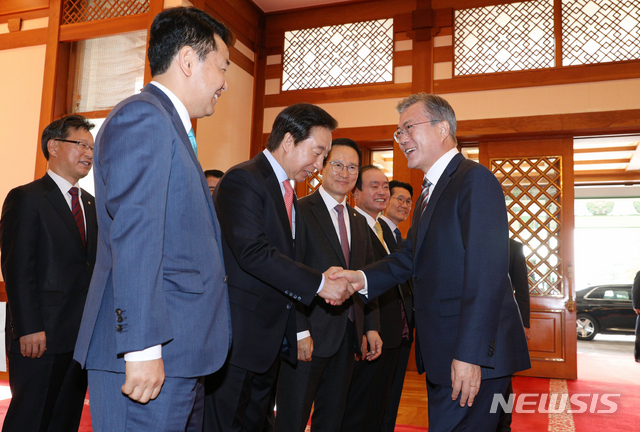 [서울=뉴시스]2018년 11월5일 청와대에서 열린 여야정 국정상설협의체 첫 회의에서 문재인 대통령이 여야 5당 대표들과 얘기를 나누고 있는 모습. (사진=뉴시스DB). 2018.11.05.