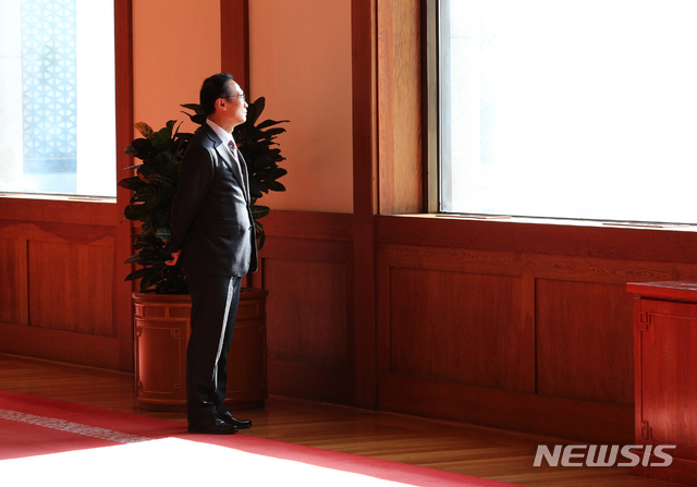 【서울=뉴시스】박진희 기자 = 홍영표 더불어민주당 원내대표가 5일 청와대 본관 접견실에서 열린 제1차 여야정 국정상설협의체 회의를 기다리고 있다. 2018.11.05. pak7130@newsis.com