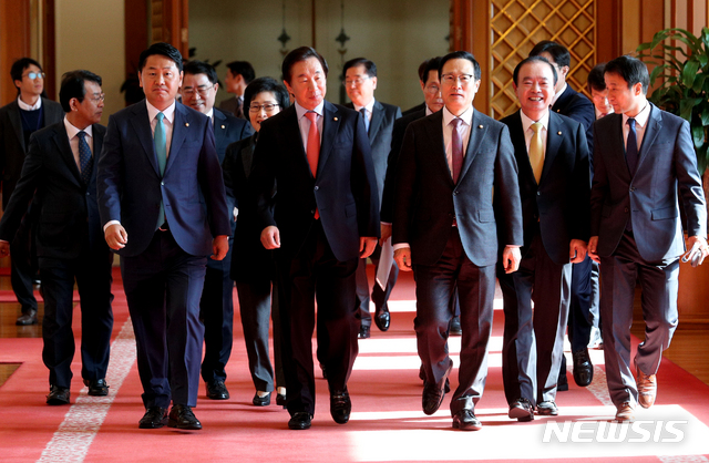 【서울=뉴시스】박진희 기자 = 여야 5당 원내대표와 대변인들이 5일 청와대 본관 접견실에서 열린 제1차 여야정 국정상설협의체 회의장으로 향하고 있다. 2018.11.05. pak7130@newsis.com