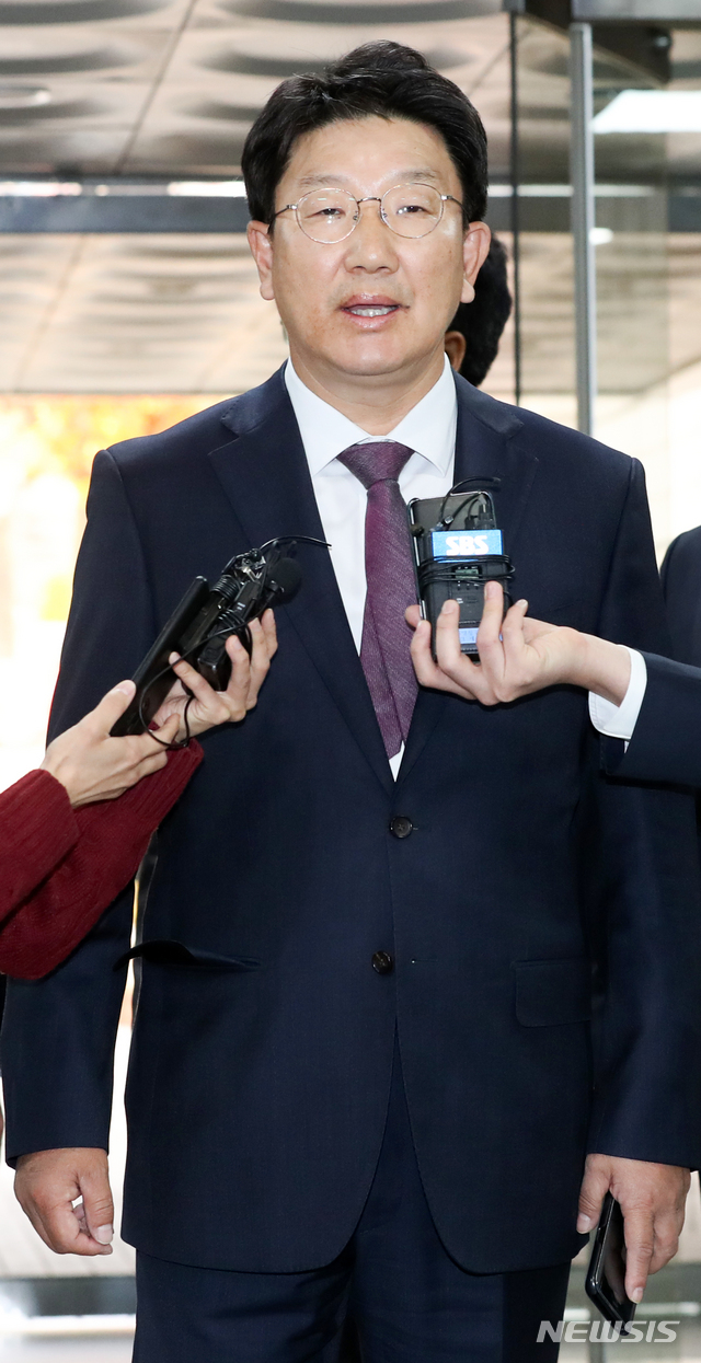 【서울=뉴시스】김선웅 기자 = 권성동 자유한국당 의원이 지난 5일 오후 서울 서초구 서울중앙지법에서 열린 강원랜드 채용비리 1차 공판에 출석하고 있다. 2018.11.05. mangusta@newsis.com