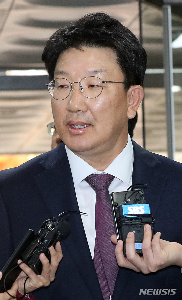 【서울=뉴시스】김선웅 기자 = 권성동 자유한국당 의원이 5일 오후 서울 서초구 서울중앙지법에서 열린 강원랜드 채용비리 1차 공판에 출석하고 있다. 2018.11.05. mangusta@newsis.com