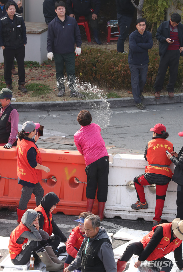【서울=뉴시스】고승민 기자 = 노량진 구시장 이전 갈등과 관련해 수협이 사전고지 후 시장 전역에 단전 및 단수를 시행한 5일 오후 서울 노량진 구 수산시장에서 상인들이 농성과 항의를 이어가고 있다. 수협 관계자는 "상인과 고객에 대한 영업 피해를 최소화하기 위해 단전·단수를 오전 9시부터 실시했다"며 "지난 달 23일까지 4차례 명도집행을 실시했으나 불법시장 상인 및 노점상 연합회의 집단 폭력행위로 무산됐다. 명도집행으로 더 이상 정상화할 수 없다는 판단 하에 단전과 단수를 시행하게 됐다"고 밝혔다. 상인들에 따르면 현재 물은 나오고 있지만 전기는 여전히 끊긴 상태다. 상인들은 수협의 이 같은 조치를 받아들일 수 없다는 입장이어서 갈등은 한층 더 심화될 것으로 예상된다. 2018.11.05. kkssmm99@newsis.com