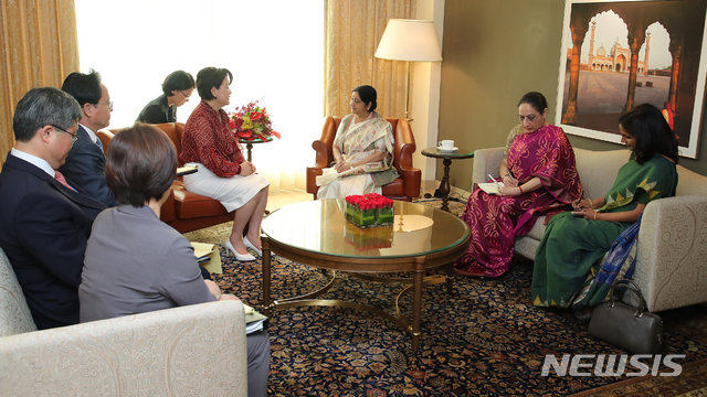 【뉴델리(인도)=뉴시스】전신 기자 = 김정숙 여사가 5일 뉴델리 오베로이 호텔에서 수시마 스와라지 외교장관을 만나 면담하고 있다. 2018.11.05. photo1006@newsis.com