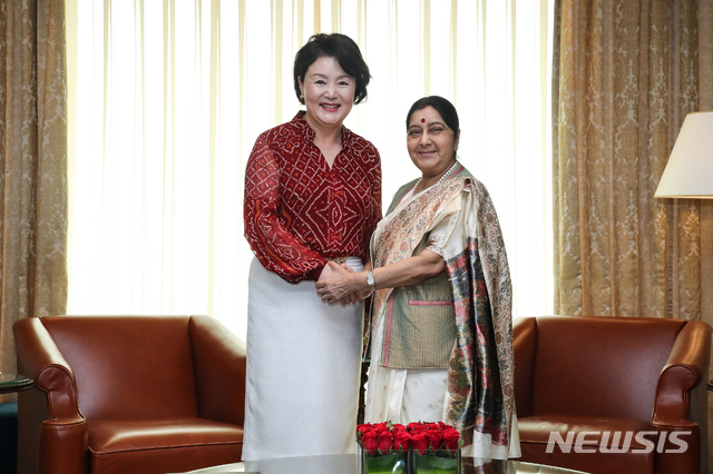 【뉴델리(인도)=뉴시스】전신 기자 = 김정숙 여사가 5일 뉴델리 오베로이 호텔에서 수시마 스와라지 외교장관을 만나 면담에 앞서 악수하고 있다. 2018.11.05.&nbsp; photo1006@newsis.com