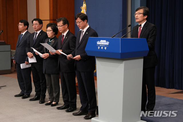 【서울=뉴시스】박진희 기자 = 김종대 정의당(왼쪽부터), 최경환 평화당, 김삼화 바른미래당, 이양수 한국당, 강병원 민주당 원내대변인과 김의겸 청와대 대변인이 5일 청와대 춘추관에서 제1차 여야정 국정상설협의체 회의 결과를 발표하고 있다. 2018.11.05. pak7130@newsis.com