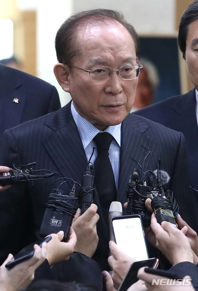 【서울=뉴시스】사진공동취재단 = 이회창 전 국무총리가 5일 오후 서울 송파구 풍납동 서울아산병원 장례식장에 마련된 고(故) 신성일의 빈소를 찾아 조문한 뒤 취재진과 인터뷰를 하고 있다. 2018.11.05.&nbsp; photo@newsis.com