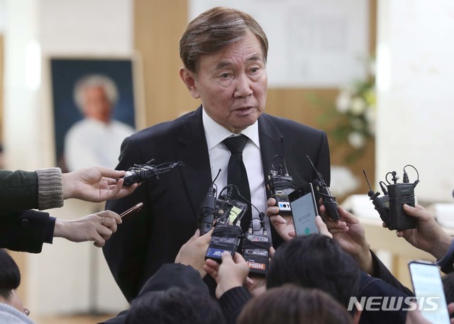 【서울=뉴시스】사진공동취재단 = 배우 양택조가 5일 오후 서울 송파구 풍납동 서울아산병원 장례식장에 마련된 故 신성일의 빈소를 찾아 조문한뒤 취재진과 인터뷰를 갖고 있다. 2018.11.05.&nbsp; photo@newsis.com