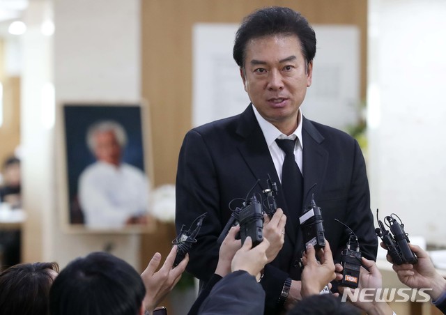 【서울=뉴시스】사진공동취재단 = 배우 김형일이 5일 오후 서울 송파구 풍납동 서울아산병원 장례식장에 마련된 故 신성일의 빈소를 찾아 조문한 뒤 취재진과 인터뷰를 갖고 있다. 2018.11.05.&nbsp; photo@newsis.com