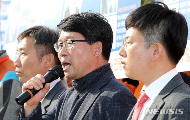 【서울=뉴시스】김선웅 기자 = 지난해 11월5일 오후 서울 서초구 서울중앙지법 앞에서 민중당이 주최한 '적폐판사 국민탄핵 선포 기자회견'에서 오병윤 사법적폐청산 특별위원장이 발언을 하고 있다. 2018.11.05. mangusta@newsis.com