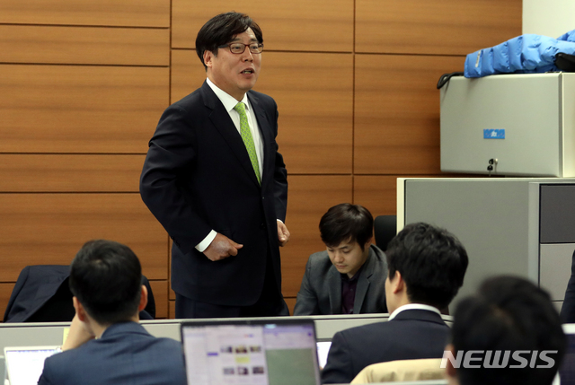 [서울=뉴시스]조성봉 기자 = 윤대진 전 법무부 검찰국장이 지난 2018년 11월5일 오후 서울 서초구 서울고검 기자실에서 ‘검사 인사제도 혁신 방안’을 발표하기 전 취재진과 인사하고 있다. 2018.11.05.suncho21@newsis.com