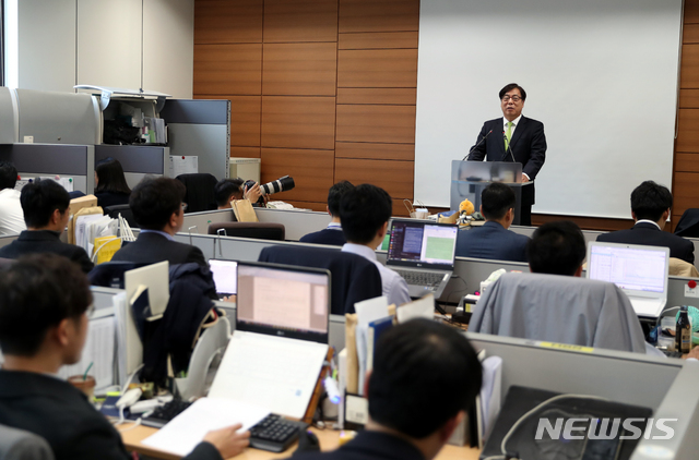 【서울=뉴시스】조성봉 기자 = 윤대진 법무부 검찰국장이 5일 오후 서울 서초구 서울고검 기자실에서 ‘검사 인사제도 혁신 방안’을 발표하고 있다. 2018.11.05.suncho21@newsis.com