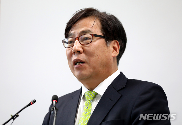 【서울=뉴시스】조성봉 기자 = 윤대진 법무부 검찰국장이 5일 오후 서울 서초구 서울고검 기자실에서 ‘검사 인사제도 혁신 방안’을 발표하고 있다. 2018.11.05. suncho21@newsis.com