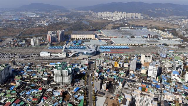 【광주=뉴시스】 하늘에서 바라 본 광주송정역과 금호타이어 광주공장 전경. 2018.11.05. hgryu77@newsis.com