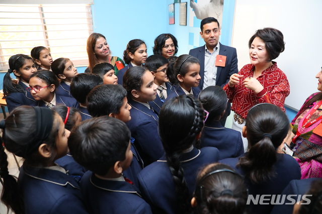 【뉴델리(인도)=뉴시스】전신 기자 = 김정숙 여사가 5일(현지시각) 뉴델리 에이에스엔(ASN) 종합학교를 방문해 교육 솔루션 시연을 참관한 뒤 학생들과 대화를 하고 있다. 2018.11.05.&nbsp;&nbsp; photo1006@newsis.com 